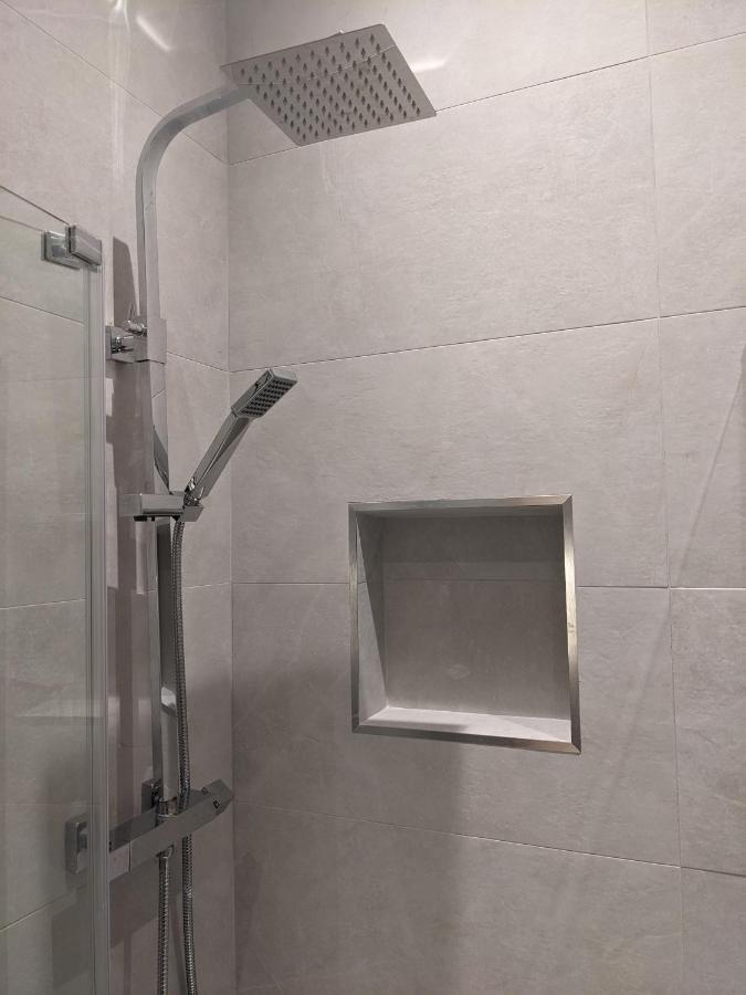 Modern Aptmt, 2 Stops To Central London, Smart Lock, Netflix 일링 외부 사진
